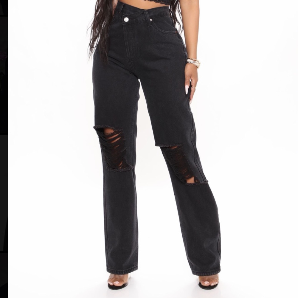 Black distressed crossover straight leg jeans.
worn.